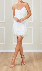 MINIKLEID MIT QUASTEN UND FEDERN IN WEISS